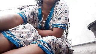 Тамильская жена Swetha - обнаженное купание в домашнем видео