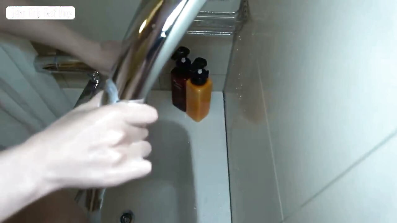 Populäre TV-Ankünderin, Stilschönheit. Unerbittliches nippelnecken und lotion handarbeit schiebt ihn an seine Grenze.