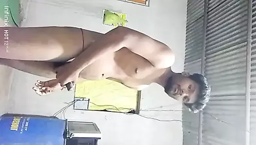 Un garçon indien du village se masturbe dans la chambre