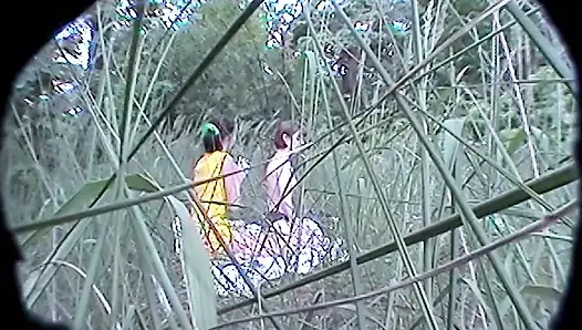 Seks lesbian basah di udara terbuka