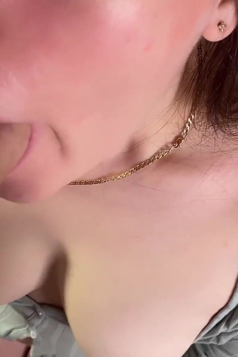 Mẹ kế trẻ sẽ nhận được một phần đôi tinh dịch trong miệng của cô ấy sau khi thổi kèn ngon ngọt!