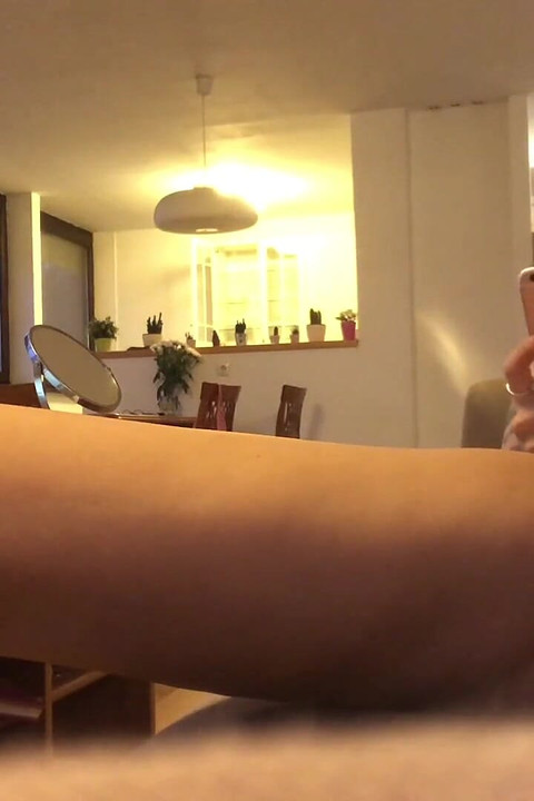 Anpassad vid som gör hushållsarbete naken