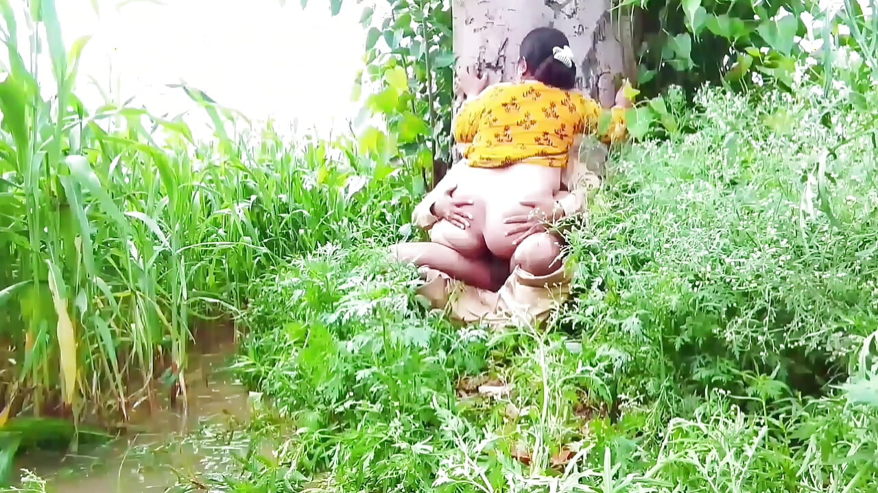 kheton mein Barish ka mausam bahut badi gand upar se naram li to maja a Gaya doggy style upar bataya to pani Nikal Gaya