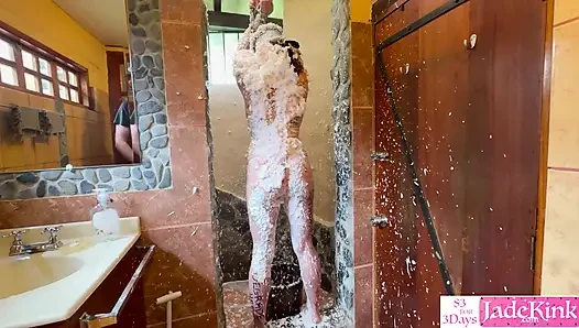 Schmutzige devote schlampen-bondage, böse körperschrift und schaumfick im badezimmer