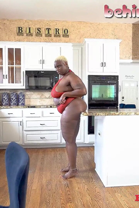 Marley M Oore tomando polla negra dura en su cocina