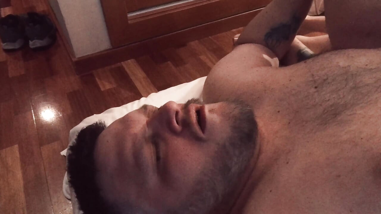 Dziadek miał seks ze swoimi grubymi przyjaciółmi!