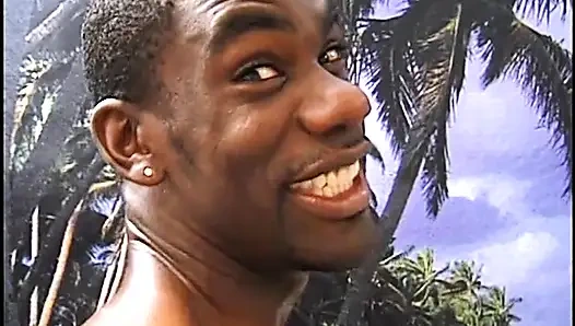 Schwarzes cowgirl reitet einen großen schwarzen schwanz am strand