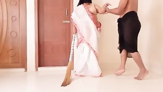 Arap üvey anne Hint tarzı sari içinde odayı süpürüyor sonra üvey oğul iri güzel vücudunu gördü ve sonra sikişiyor