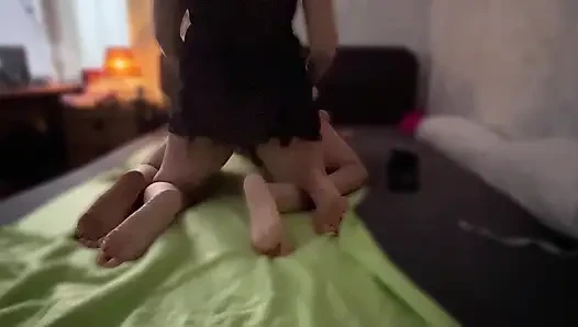 Tante seksi lebih suka ngentot pantat suaminya pakai strap-on daripada dientot habis-habisan