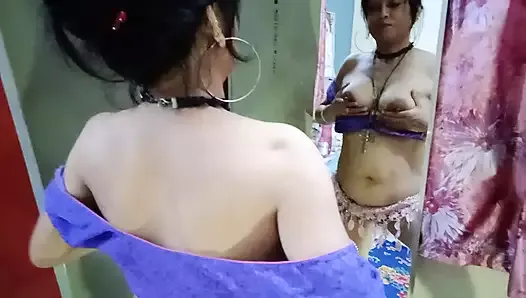 Деревенская Деши бхабхи наслаждается сексом с секс-игрушкой, трахая ее горячий клитор, сиськи, соски