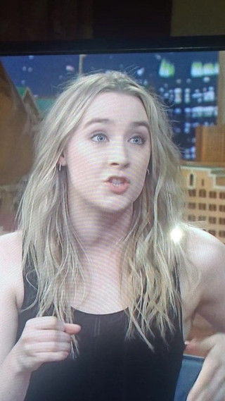 Saoirse Ronan werd in het gezicht gespoten door een grote pik