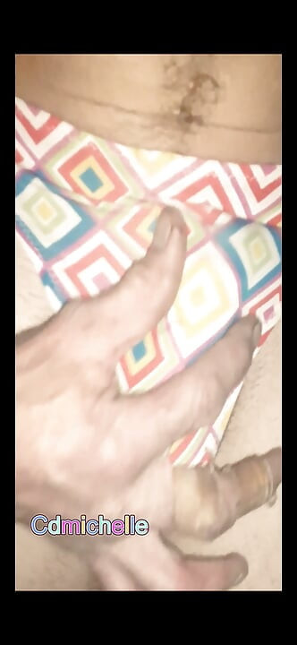 カラフルな水着を着たCdmichelle