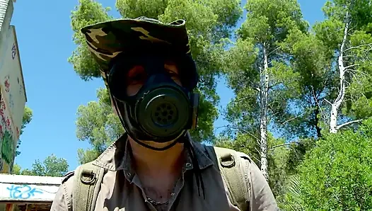 Горячая крошка сквиртует после горячего траха на улице