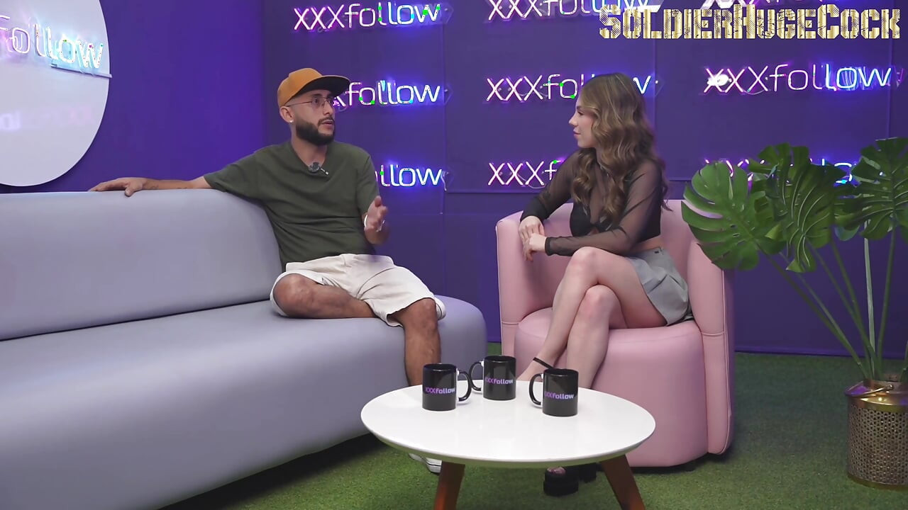 Asistente de podcast desinhibida entrega su apretado coño rosa en vivo en vivo