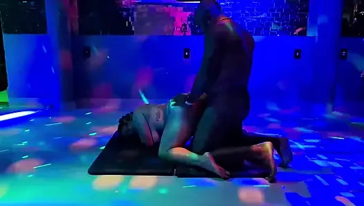 COUPLE STARTS HAVING SEX IN THE CLUB DURING A NIGHTCLUB SHOW