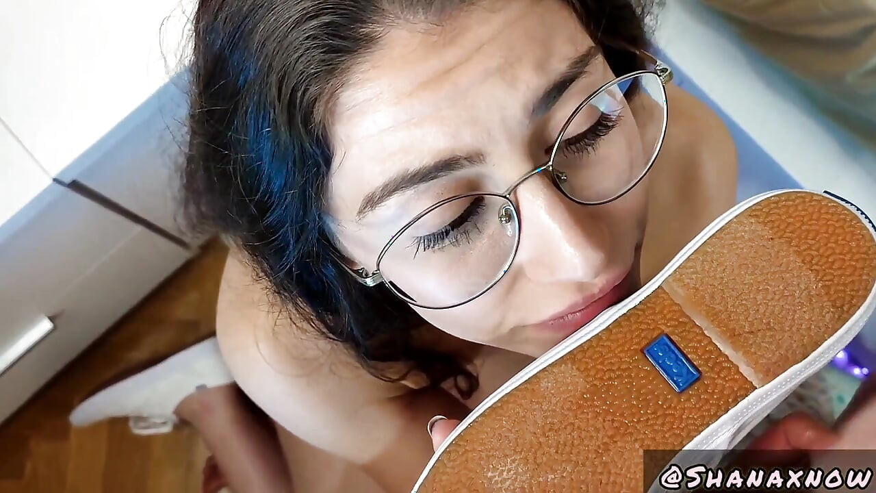 Keds Patika fetiš pušenje kurca sperma u usta i tabanima i liži ga