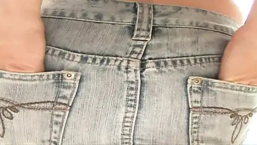 Возбужденная милфа сосет хуй перед долбежкой