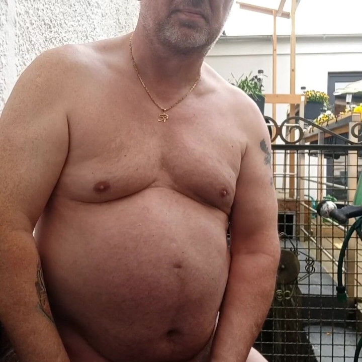Sam na tarasie