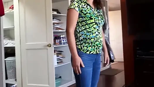 Ibu tiri cantik berpakaian, pamer, dan mulai menyentuh dirinya sendiri saat melihat penisku.