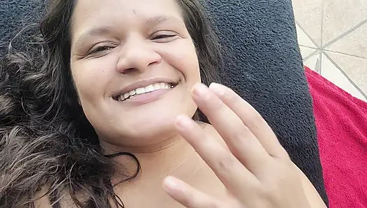 Лео пристрастился к моим видео, ему нравится видеть, как кончает моя волосатая киска