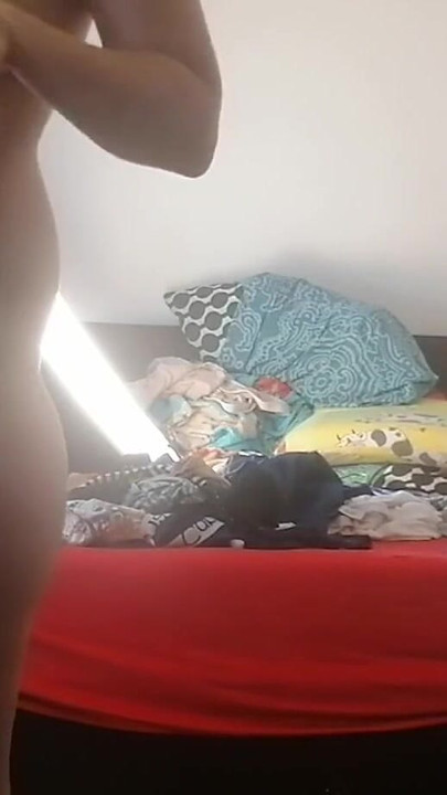Uzbudljiv trenutak iz "Amaterska žena gola radi kućanske poslove. MILF s dlakavom pičkom, velikom guzicom."