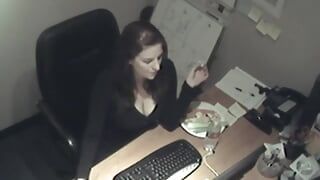 Adolescente traviesa de oficina disfruta de la masturbación en solitario