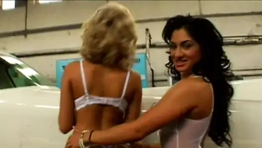 Blondes Schätzchen Über Die Waschmaschine Für Wilden Fick Gebeugt