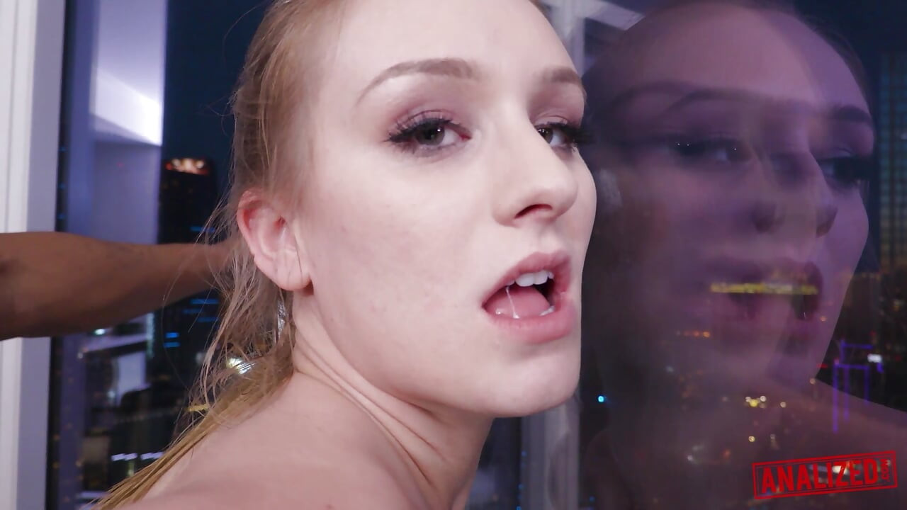 Увидеть Daisy Stone принимает грубый большой черный член в анал, пока она не кончит