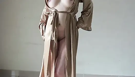 Indonesisches Tobrut-mädchen, das beim sex eine sexy satinrobe trägt