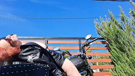 Biker-mädchen hinter den kulissen: Leder, schwarzes Fahrrad &ein freches geheimnis (voll in Bio)