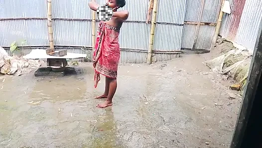 On a rainy day, on my way home from school, I brought him home and played with him while he was soaking wet in the rain.