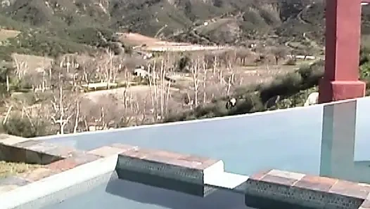 Blonde Schönheit reibt sich am Pool