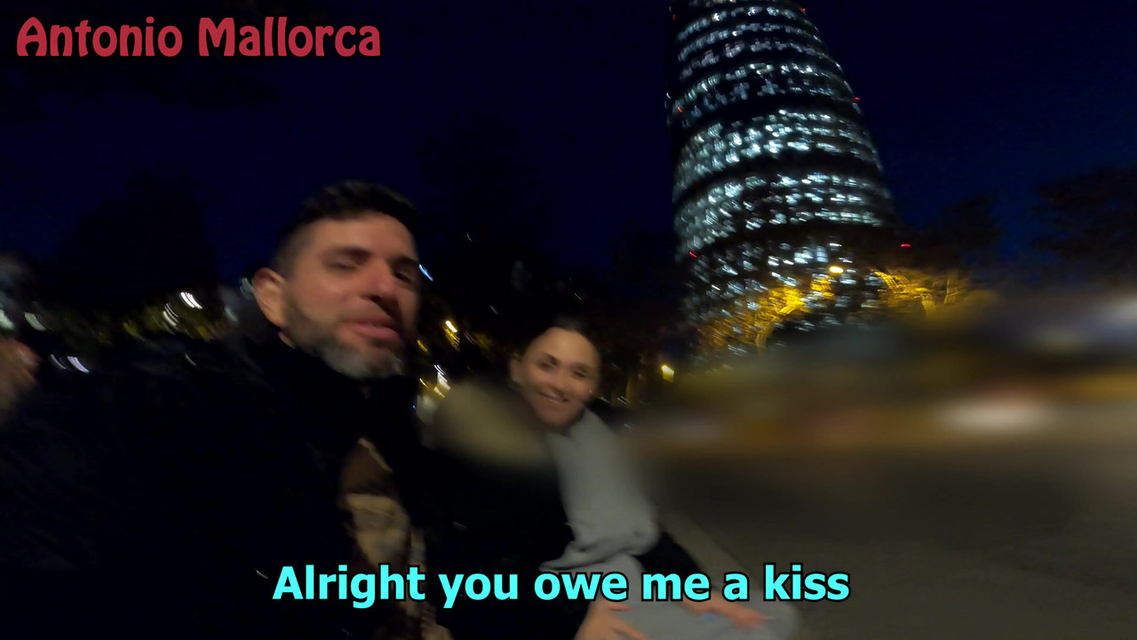 在我丢了airbnb后，热辣的大屁股西班牙人邀请我去她的酒店房间