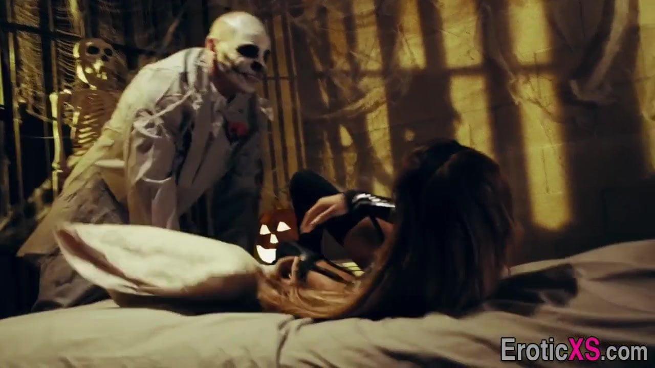Costumed latina babe gets cummed over