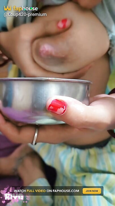Thé au lait de ses seins _ La jeune Riya prépare un thé spécial avec le lait de ses seins