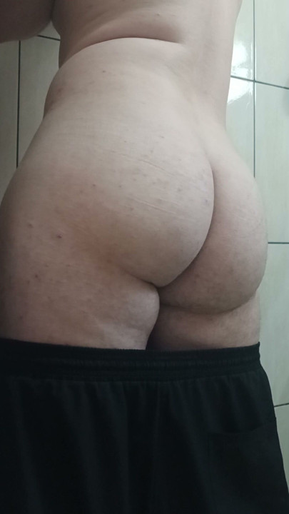 Shaking my ass at my uncle Paulo's house