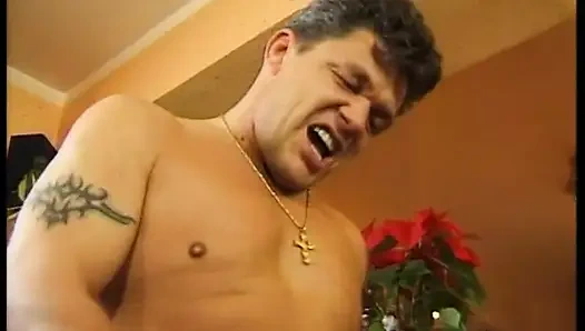 Милфу-брюнетку в баре отшпилили в двойном проникновении официант и клиент