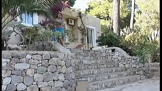 Юная брюнетка с маленькими сиськами показывает свое тело на улице