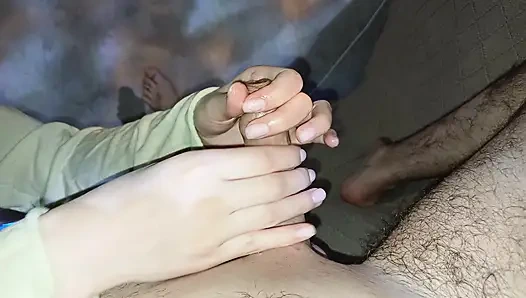 Aku minta istriku untuk cukur kontolku, tapi dia ngocok kontolku dengan nikmat