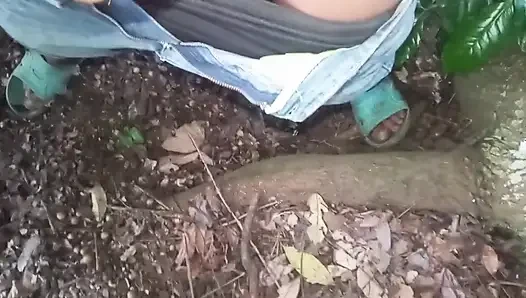 Bir süre penisimle oynuyorum