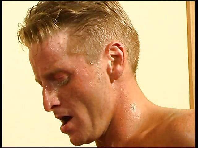 Garbhavti larki aur uski dost jote aur viry se lathapath ho jate hain