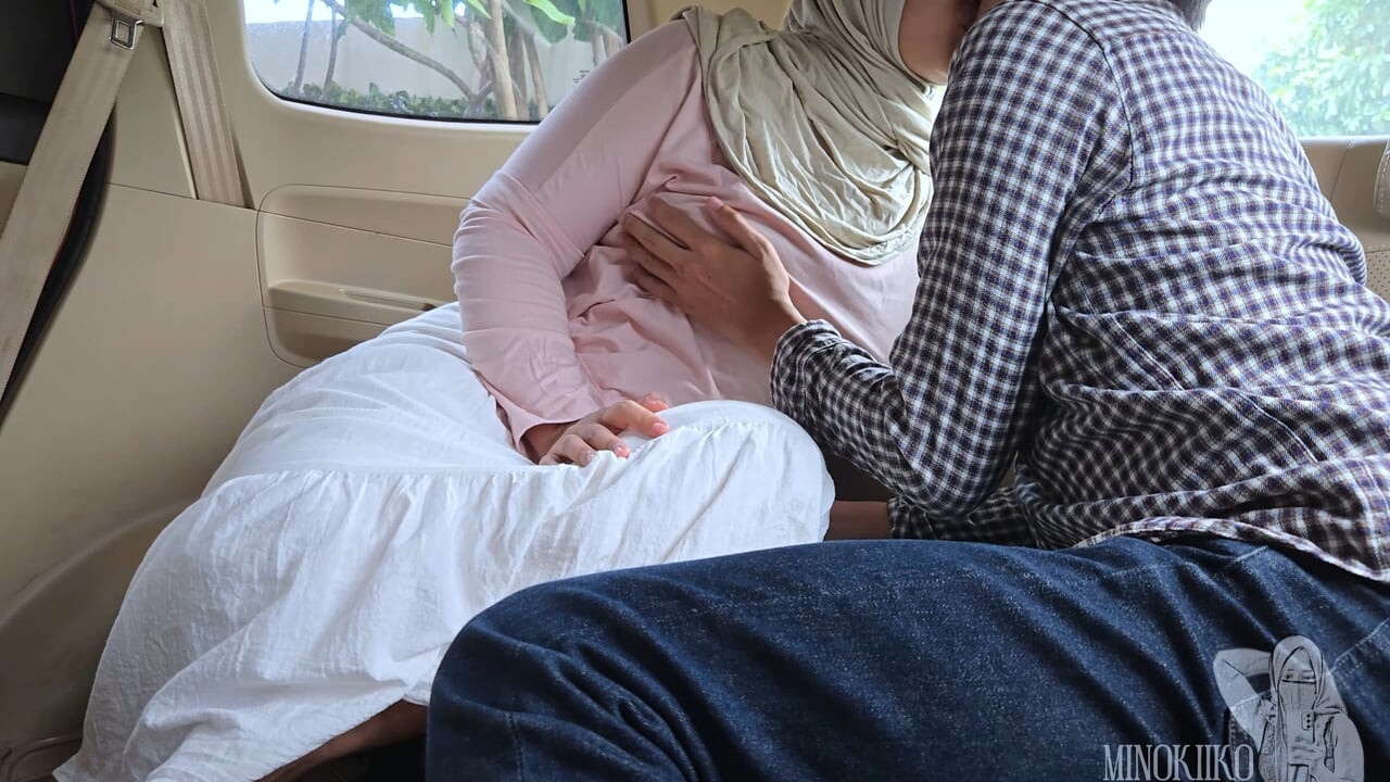 Adik Ipar Berhijab Ngentot di Dalam Mobil dan Kena Crot Dalam Memek - Minokiiko