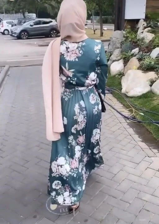 Public Hijabi Booty Tease