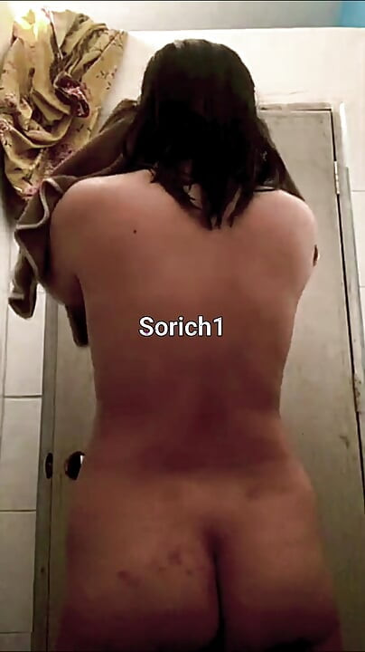 Vợ tôi đang tắm. Tôi đang bí mật theo dõi cô ấy.