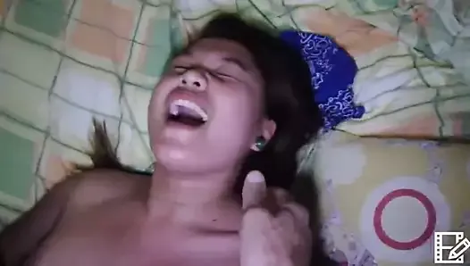 Une petite Philippine se fait enculer après une énorme bite blanche