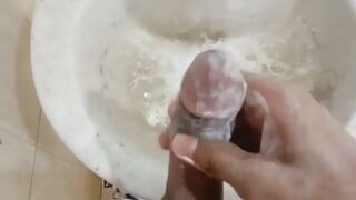 Masturberen met een stijvende per ejaculerende baby vogels