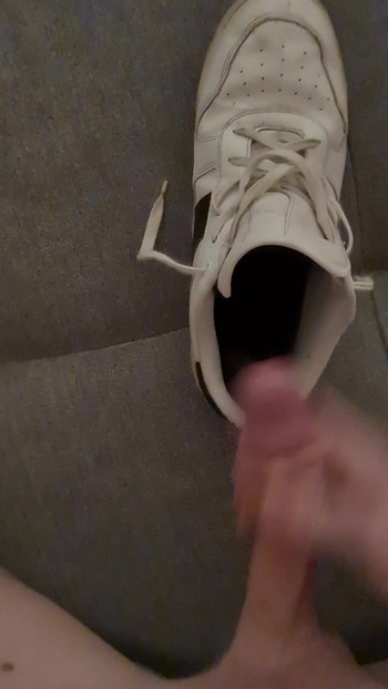 Napaljeni Tip Svršava na Svoju Nikeu