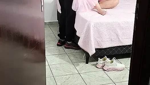 Üvey baba üvey kızının yatması için kıyafetlerini çıkarmasına yardım ediyor.