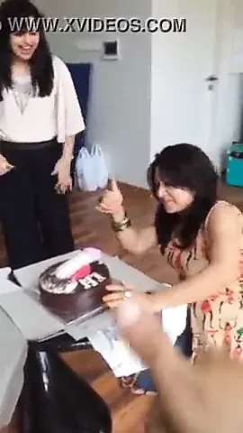 誕生日を祝うインド人女叔母