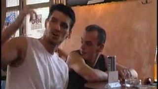 Freche Typen beugen den Ellbogen in einer Bar und machen eine heiße Orgie